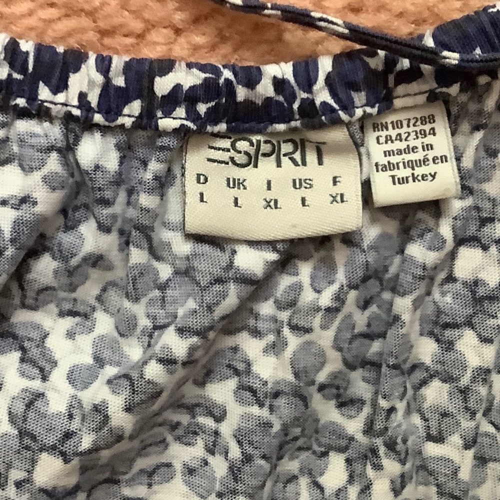 5 Medium sized Tops - Picture 6 of 10